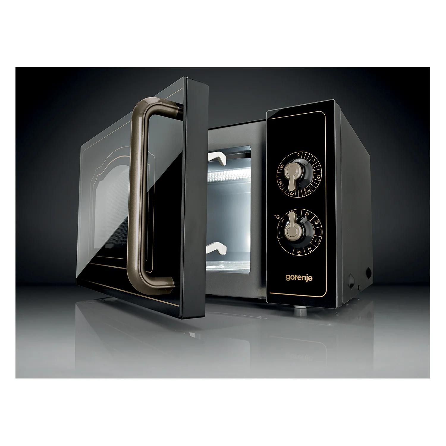 Samostojeća mikrovalna pećnica Gorenje sa otvorenim vratima, crna