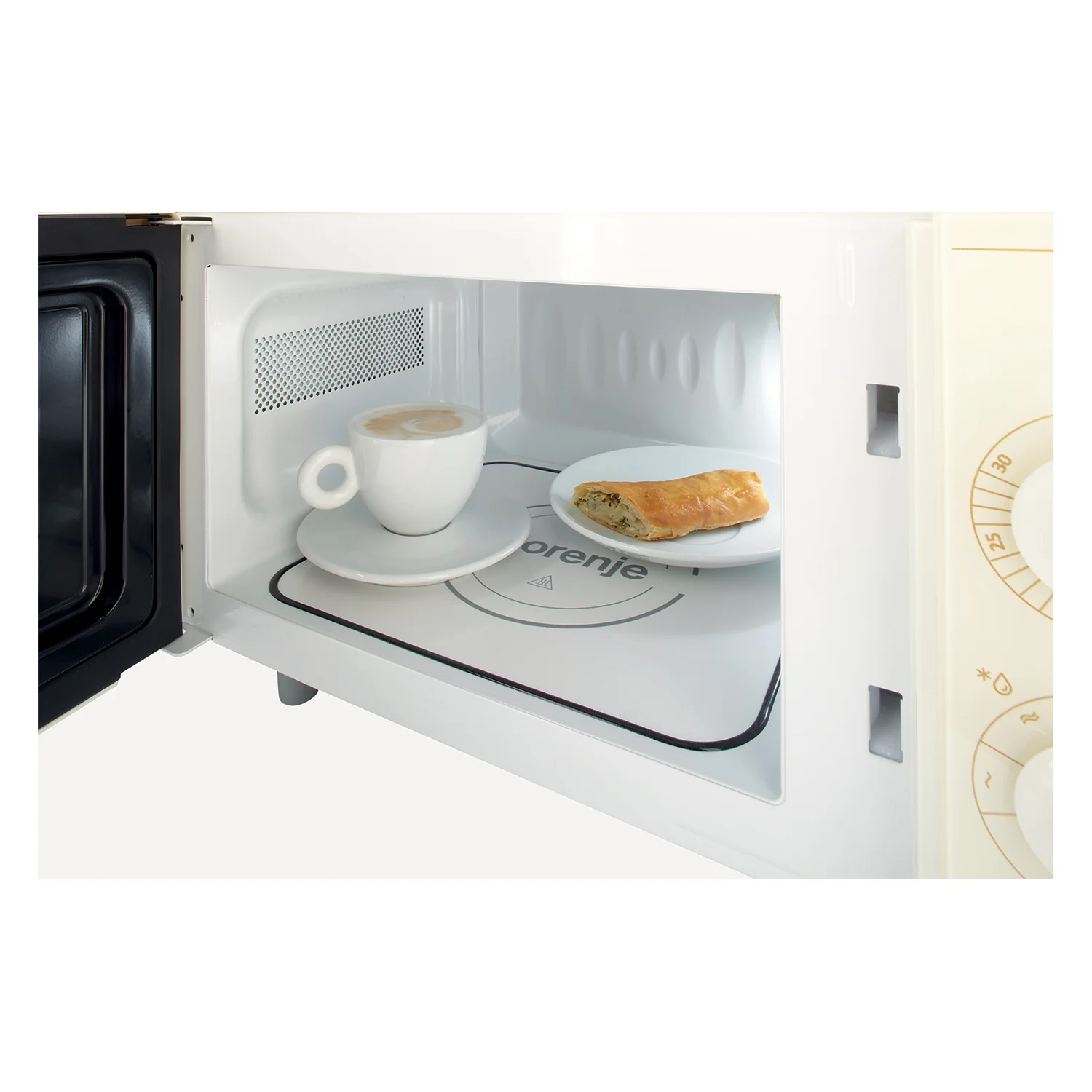 Samostojeća mikrovalna pećnica Gorenje sa otvorenim vratima kafom i pecivom u unutrašnjosti