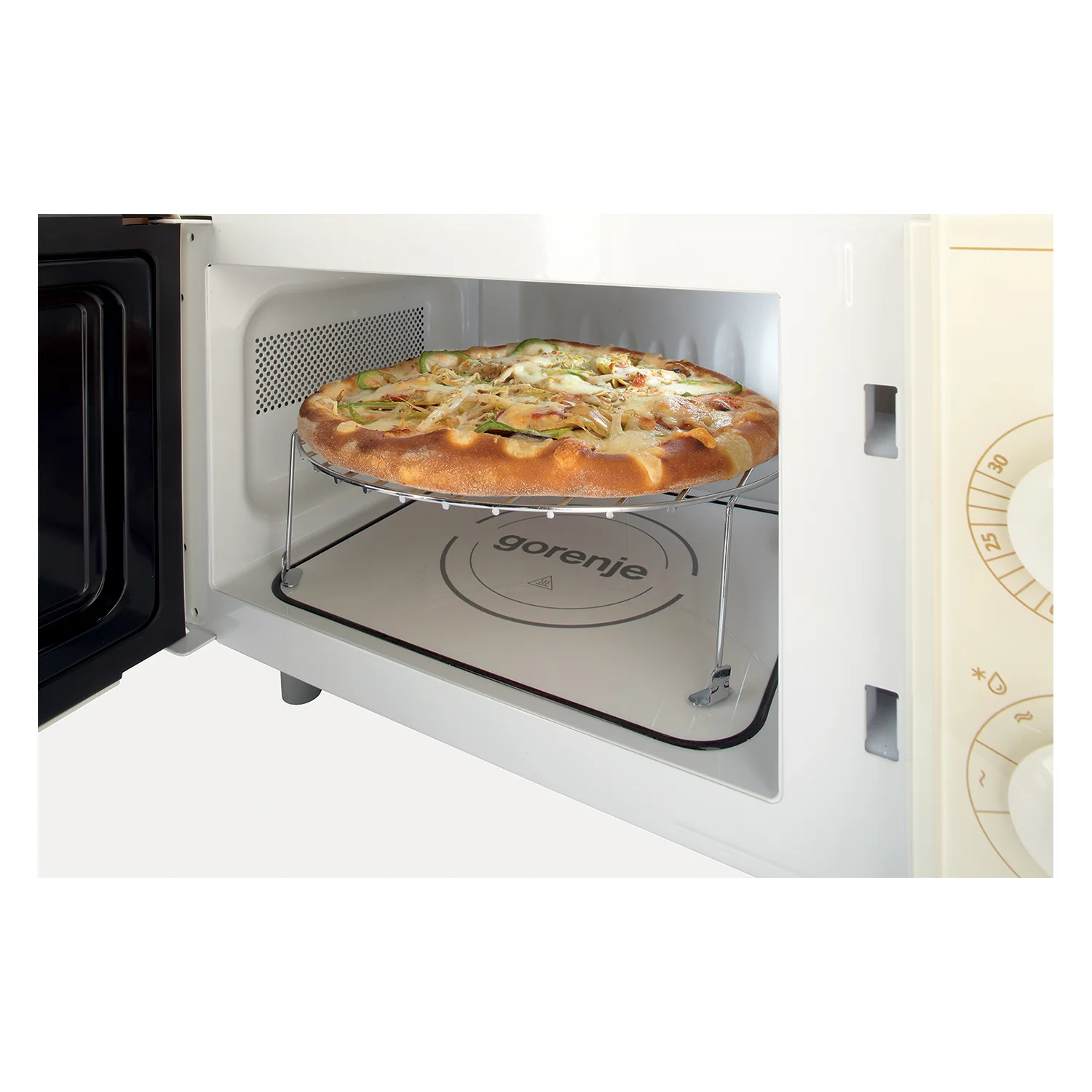 Samostojeća mikrovalna pećnica Gorenje sa otvorenim vratima, i picom u unutrašnjosti