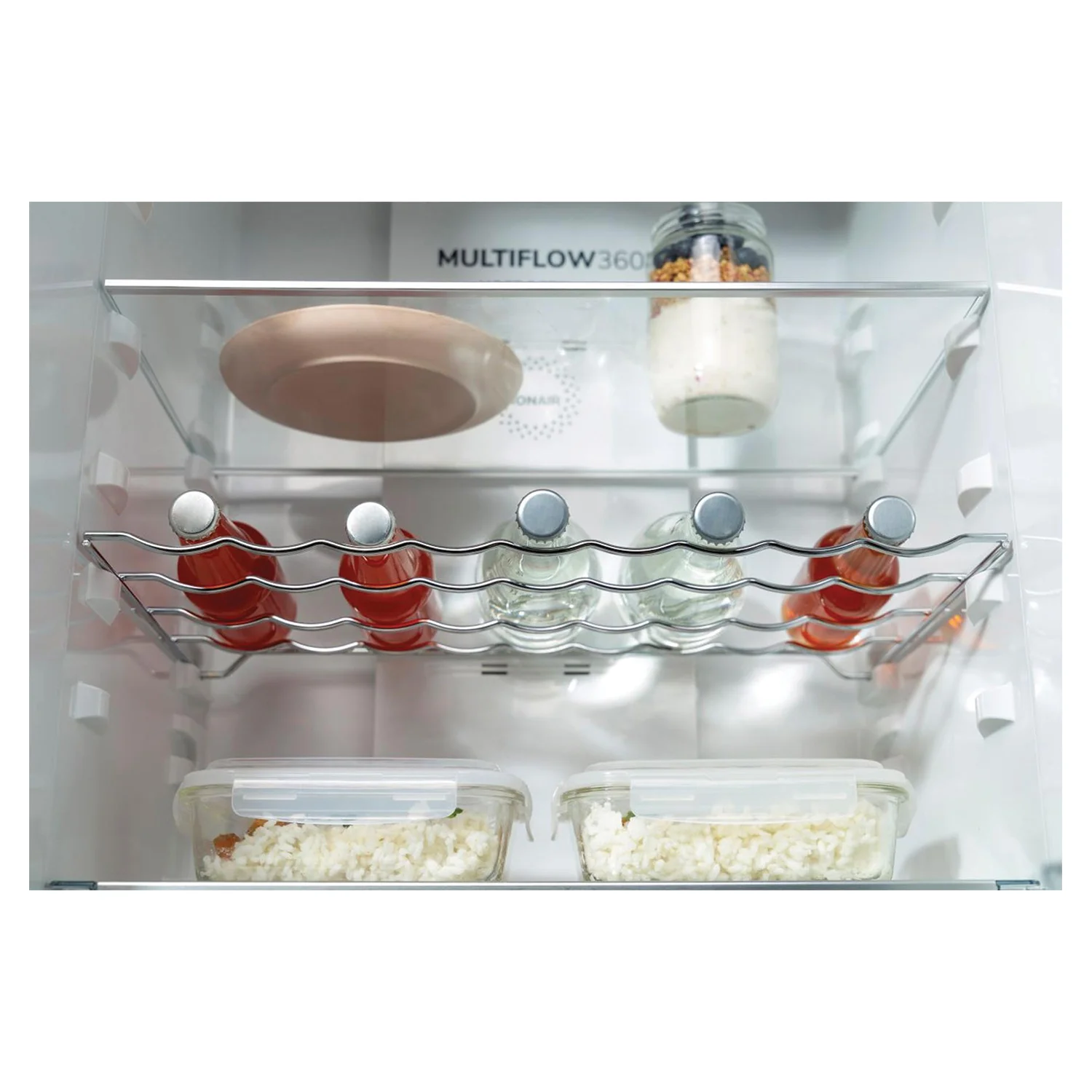 Unutrašnjost sa hranom samostojećeg frižidera sa zamrzivačem Gorenje