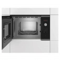 Unutrašnjost ugradbene mikrotalasne pećnice Bosch