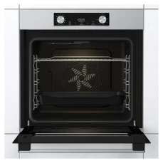 Ugradbena rerna sa teleskopskim vodilicama koje olakšavaju vađenje tepsije.