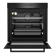 Prednja strana ugradbene rerne Beko sa otvorenim vratima