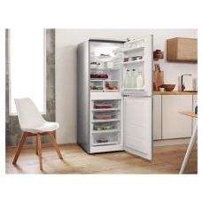 Kombinovani frižider sa duplim vratima.