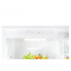 Ugradbeni kombinovani frižider sa funkcijom manjeg nakupljanja leda.