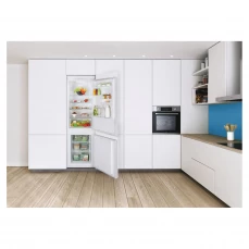 Ugradbeni kombinovani frižider sa funkcijom brzog zaleđavanja.