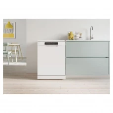 Mašina za pranje posuđa sa tri korpe.