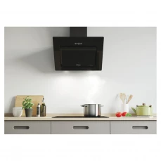 Zidna dekorativna kuhinjska napa sa dekoracijom staklom.