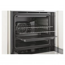 Ugradbena rerna sa originalnom tepsijom.