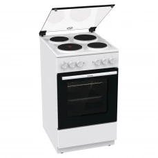 Električni šporet sa električnim ringlama i ventilatorskom rernom.