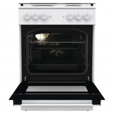 Električni šporet sa 4 električne ringle i ventilatorskom pećnicom.