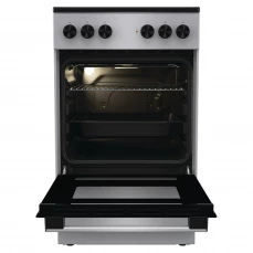 Sivi električni šporet sa sa običnom rernom i osvjetljenjem unutar rerne.