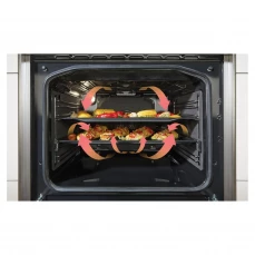 Električni štednjak sa ravnom pločom i tehnologijom koja omogućava istovremeno pečenje na više nivoa.