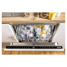 Ugradbena perilica posuđa sa kapacitetom od: 14 kompleta posuđa.