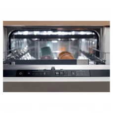 Kontrolni panel ugradbene mašine za pranje suđa Gorenje, i suđe u unutrašnjosti mašine