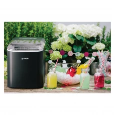 Ledomat Gorenje, okružen koktelima u ledu