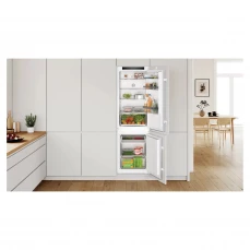 Ugradbeni kombinovani frižider sa dvoja vrata.