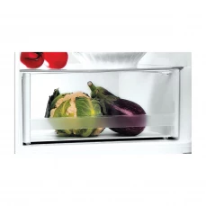 Kombinovani frižider sa tri ladice za zamrzavanje.