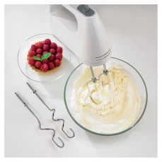 Ručni mikser Gorenje, bijeli,okružen hranom