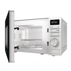 Samostojeća mikrovalna pećnica Gorenje sa otvorenim vratima, bijela