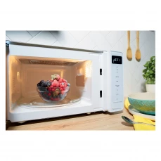 Samostojeća mikrovalna pećnica Gorenje sa voćem u unutrašnjosti