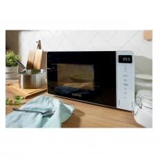 Samostojeća mikrovalna pećnica Gorenje, bijela na kuhinjskom pultu