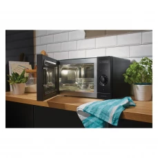 Samostojeća mikrovalna pećnica Gorenje sa otvorenim vratima, crna