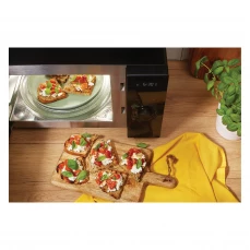 Samostojeća mikrovalna pećnica Gorenje sa hranom u unutrašnjosti