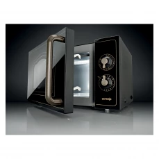 Samostojeća mikrovalna pećnica Gorenje sa otvorenim vratima, crna