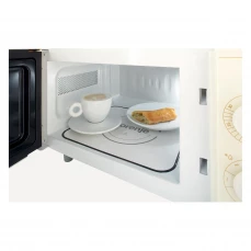 Samostojeća mikrovalna pećnica Gorenje sa otvorenim vratima kafom i pecivom u unutrašnjosti