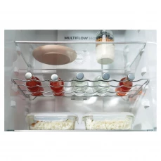 Unutrašnjost sa hranom samostojećeg frižidera sa zamrzivačem Gorenje