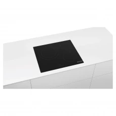 Ugradbena ravna ploča za kuvanje sa komandama na dodir.