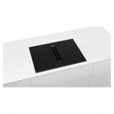 Ugradbena indukciona ploča sa prednjim zakošenim dijelom.