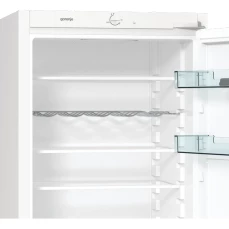 Ugradbeni kombinovani frižider sa LED osvjetljenjem.