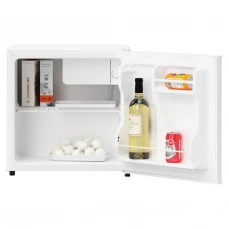 Unutrašnjost samostojećeg frižidera Tesla