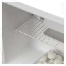 Unutrašnjost samostojećeg frižidera Tesla