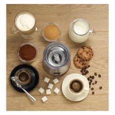 Mlin za kafu Gorenje, sivi, okružen kafom