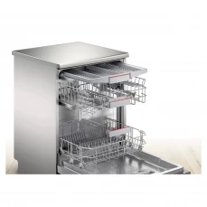 Unutrašnjost samostojeće mašine za pranje suđa Bosch