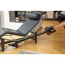 Štapni bežični usisivač sa motornom turbo četkom.