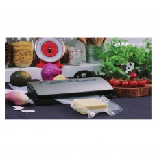 Vakumski varilac folije Gorenje, sivi, okružen hranom